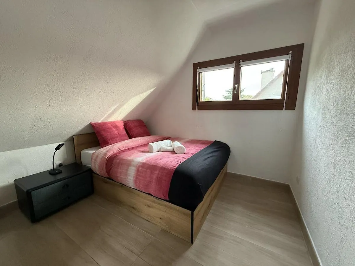 Maison Spacieuse Avec Jardin Et Parking Prive Moussy-le-Neuf 0*,  Francia