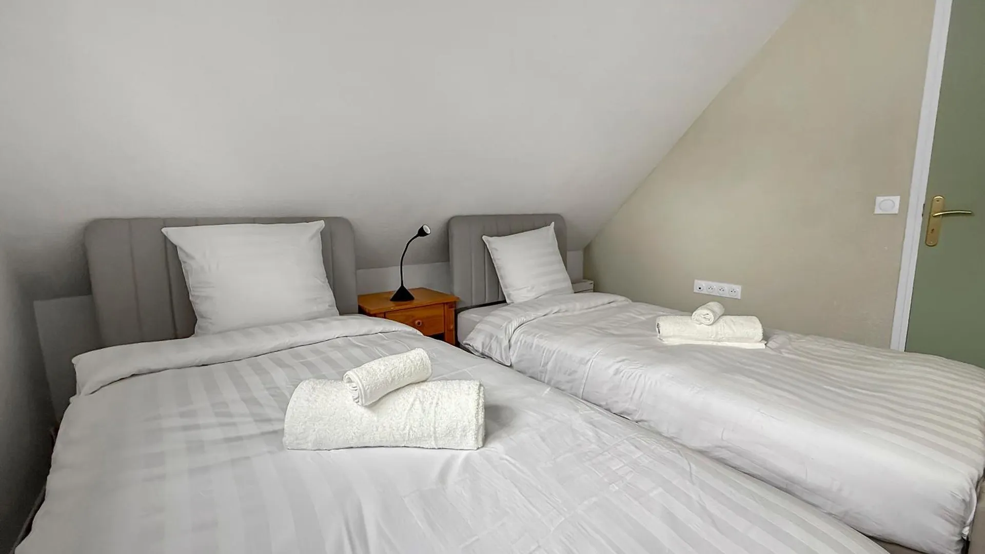 Holiday home Maison Spacieuse Avec Jardin Et Parking Prive Moussy-le-Neuf