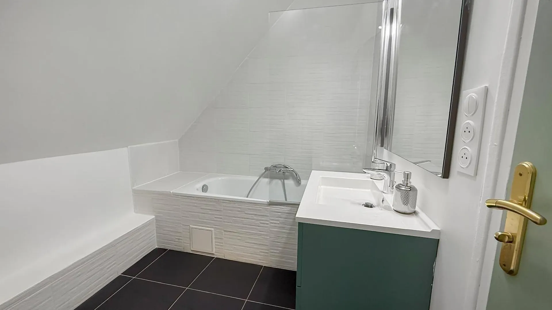 Holiday home Maison Spacieuse Avec Jardin Et Parking Prive Moussy-le-Neuf