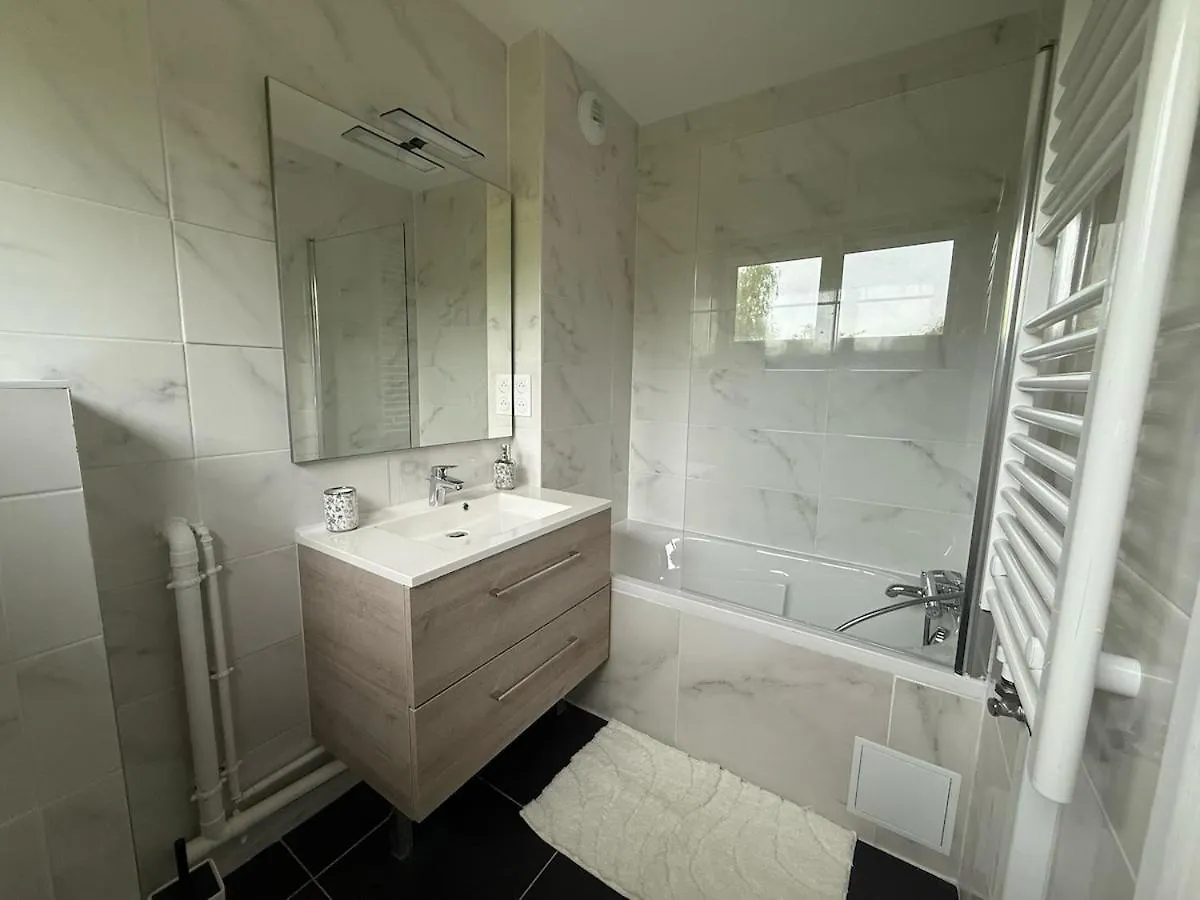 Holiday home Maison Spacieuse Avec Jardin Et Parking Prive Moussy-le-Neuf