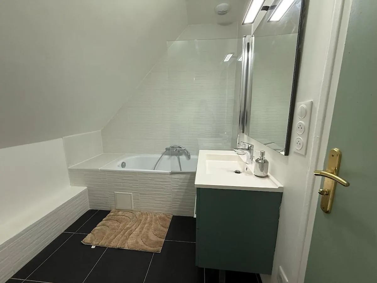 Maison Spacieuse Avec Jardin Et Parking Prive Moussy-le-Neuf